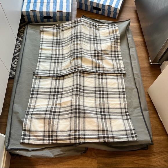 UGG matching pillowcases, off white and brown checkered, standard size - Picture 2 of 5